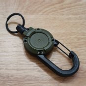 Тактичний ретрактор для спорядження на карабіні з сталевим тросом. Олива
