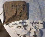 Мішечки з порохів від зарядів до 155 мм гармат. З написом Remove before firing.