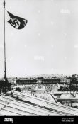 croix-gammee-nazie-en-survolant-la-ville-de-paris-juin-1940-artiste-inconnu-a4k0gm.jpg