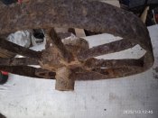 Колесо со старой сельхоз техники