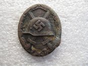 Нагрудный знак «За ранение» 3 степени («черное ранение») образца 1939 года.