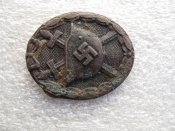 Нагрудный знак «За ранение» 3 степени («черное ранение») образца 1939 года.