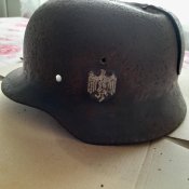 Три німецькі шоломи з декалями.