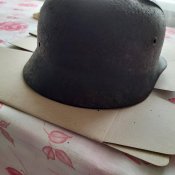 Три німецькі шоломи з декалями.