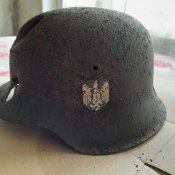 Три німецькі шоломи з декалями.