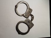 Сталеві наручники