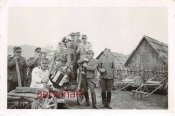 КРИВОЙ РОГ Gruppenfoto deutsche Soldaten im Sowjet Paradies Kriwoi Rog Ukraine Ostfront.jpg