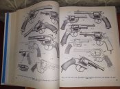Книга Револьверы и пистолеты