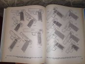 Книга Револьверы и пистолеты