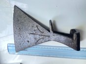 Велика сокира з квіткою чи тризубом