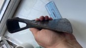 Велика сокира з квіткою чи тризубом