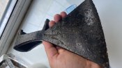 Велика сокира з квіткою чи тризубом