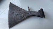Велика сокира з квіткою чи тризубом