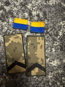 Два пагона старшого солдата та два прапорця України