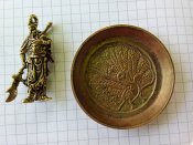 Воїн на тарілці (бронза)