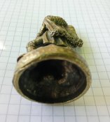 Бронзовий воїн на підставці