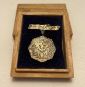 Знак «Постійний член асоціації. Жіноча патріотична організація»