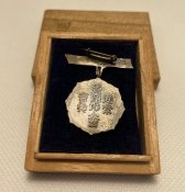 Знак «Постійний член асоціації. Жіноча патріотична організація»