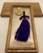 Знак постійного викладача школи секти «Шінгон Отані» в храмі Хіґасі Хонґанджі Арай Бецуін