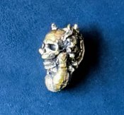 Намистина (бусина) "Череп у долоні Gold" для плетіння темляків з паракорду