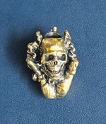 Намистина (бусина) "Череп у долоні Gold"...
