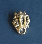 Намистина (бусина) "Череп у долоні Gold" для плетіння темляків з паракорду