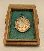 Пам'ятний знак допомоги жертвам землетрусу y Великому Канто. Товариство Червоного хреста Японії. 1923 рік.