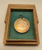Пам'ятний знак допомоги жертвам землетрусу y Великому Канто. Товариство Червоного хреста Японії. 1923 рік.
