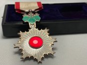 Орден Висхідного сонця 6 ступеня.