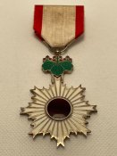 Орден Висхідного сонця 6 ступеня.