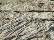 Куски купола парашута.