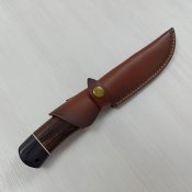 Міцний мисливський ніж в шкіряних ножнах