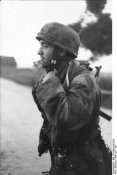 Bundesarchiv_Bild_101I-586-2225-09A,_Frankreich,_Normandie,_Fallschirmjäger.jpg
