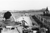 Bundesarchiv_Bild_101I-694-0303-20A,_Russland,_Soldat_im_Panzer_V_-Panther-.jpg