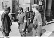 22809_Bundesarchiv_Bild_101I-680-8283A-27A2_Budapest8_ungarische_Soldaten_vor_Verteidigungsminis.jpg