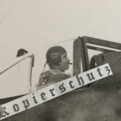 Jagdflieger mit Zigarre in Focke Wulf 190_2.JPG