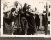 Bila Zerkwa 1941 - Wehrmacht mit Kolchose Bäuerinnen.png