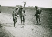 using-mine-detectors-_imagesia-com_6hdh.jpg