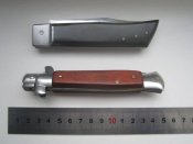 Два викидних ножа.