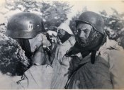 photograph-of-waffen-ss-soldiers-in-winter-camo_10395_main_size3.jpg