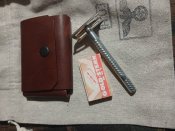 Рушник та набір для бриття.