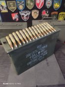 Ящик та кулеметна стрічка з патронами.