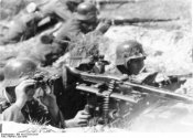 Bundesarchiv_Bild_101I-732-0123-26_Russland_Soldaten_der_Div_Gro_deutschland_MG_42.jpg