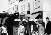 Поляки несут вырваный из земли чехословацкий пограничный столб с уничтоженным чехословацким гер.jpeg