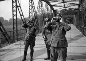 Немецкие офицеры у чехословацко-германской границы наблюдают за захватом города Богумин польски.jpeg