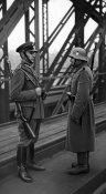 Немецкий и польский пограничник на железнодорожном мосту в захваченном поляками чешском городе .jpeg
