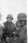 Bundesarchiv_Bild_101I-695-0408-21A,_Warschauer_Aufstand,_rauchende_Soldaten.jpg