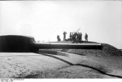 Bundesarchiv_Bild_101I-756-0218-16,_DГ¤nemark,_leichte_Flak_in_Artilleriestellung.jpg