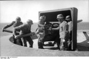 Bundesarchiv_Bild_101I-756-0218-27,_DГ¤nemark,_GeschГјtz_der_KГјstenbefestigung.jpg