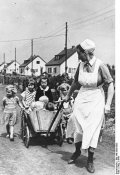 411px-Bundesarchiv_Bild_146-2003-0053,_NSV-Schwester_mit_Kindern_bei_Ausflug.jpg